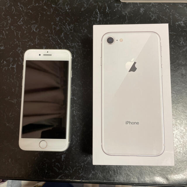 iPhone8 シルバースマートフォン本体