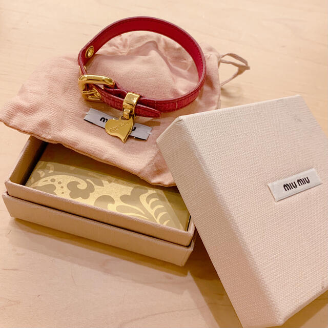 miumiu ハートチャーム ブレスレット クロコ型押し レザー ピンク | フリマアプリ ラクマ