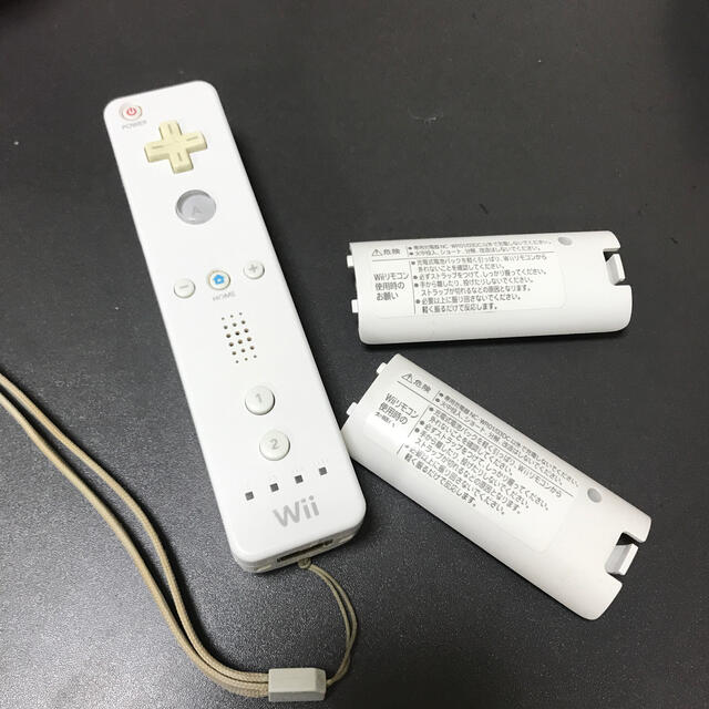 Wiiリモコン ホワイト リモコン1つ   充電式電池パック2個 エンタメ/ホビーのゲームソフト/ゲーム機本体(その他)の商品写真