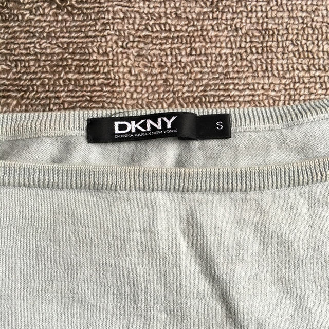 DKNY(ダナキャランニューヨーク)のDKNYオフショルダーニット レディースのトップス(ニット/セーター)の商品写真