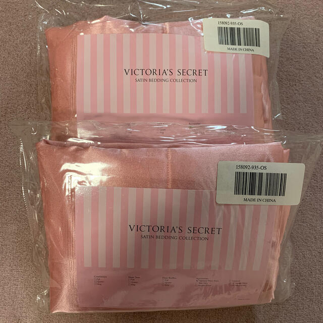 Victoria's Secret(ヴィクトリアズシークレット)の ピロケース サテンピンク ビッグサイズ2枚セット  新品 インテリア/住まい/日用品の寝具(シーツ/カバー)の商品写真