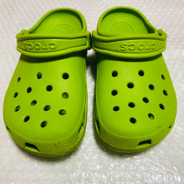 crocs(クロックス)のcrocs クロックス 黄緑　サイズ22センチ キッズ/ベビー/マタニティのキッズ靴/シューズ(15cm~)(サンダル)の商品写真