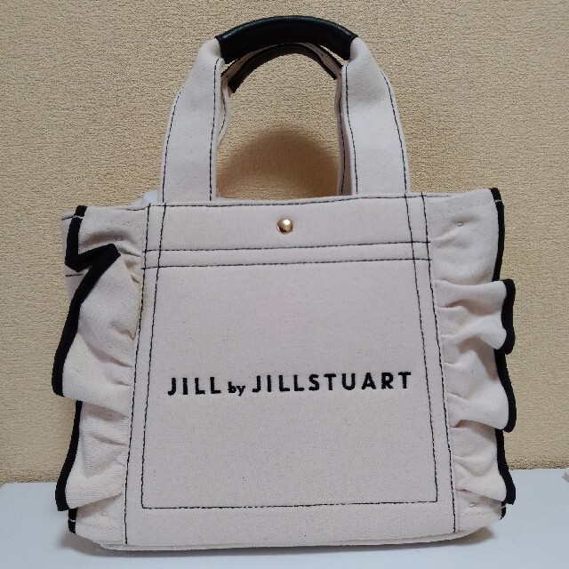 JILL by JILLSTUART(ジルバイジルスチュアート)の【新品】ジルバイジルスチュアート フリルトートバッグ(小) ホワイト レディースのバッグ(トートバッグ)の商品写真