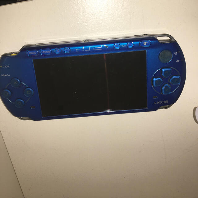 PlayStation Portable(プレイステーションポータブル)のPSP本体　充電器付き エンタメ/ホビーのゲームソフト/ゲーム機本体(携帯用ゲーム機本体)の商品写真