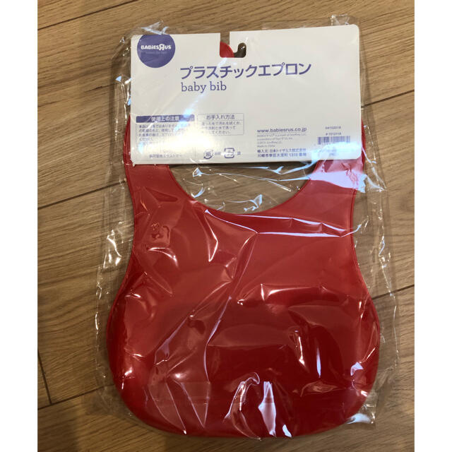 トイザらス(トイザラス)の新品☆プラスチックエプロン キッズ/ベビー/マタニティの授乳/お食事用品(お食事エプロン)の商品写真