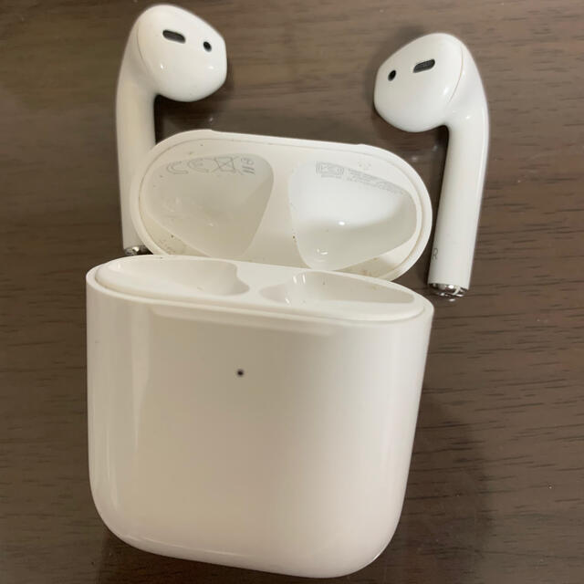 Apple(アップル)のAirPods 第二世代  動作品　Apple ワイヤレス充電 スマホ/家電/カメラのオーディオ機器(ヘッドフォン/イヤフォン)の商品写真