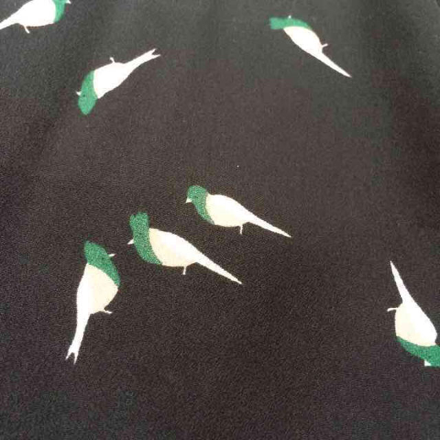 grove(グローブ)の小鳥柄groveペプラムブラウスM レディースのトップス(シャツ/ブラウス(半袖/袖なし))の商品写真