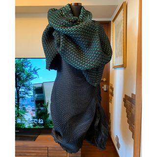 イッセイミヤケ(ISSEY MIYAKE)のakimitu0様専用　イッセイミヤケスチームストレッチ　スカートストール　緑色(ひざ丈スカート)