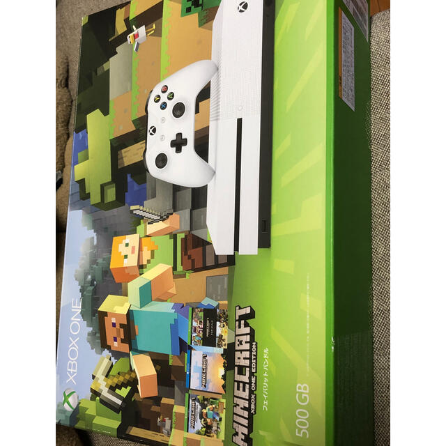 Microsoft(マイクロソフト)のXbox One S 500GB Ultra HD Minecraft 同梱版  エンタメ/ホビーのゲームソフト/ゲーム機本体(家庭用ゲーム機本体)の商品写真