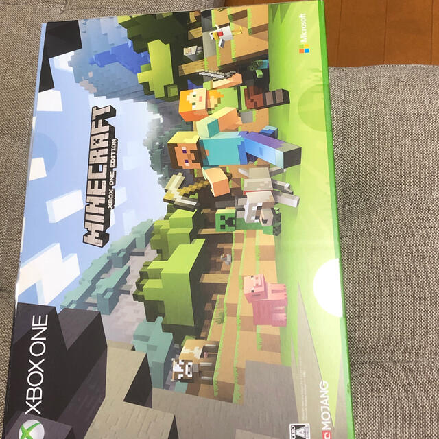 Microsoft(マイクロソフト)のXbox One S 500GB Ultra HD Minecraft 同梱版  エンタメ/ホビーのゲームソフト/ゲーム機本体(家庭用ゲーム機本体)の商品写真