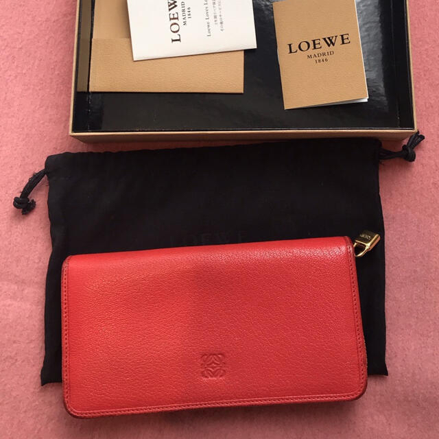 LOEWE(ロエベ)の5日まで美品LOEWE ロエベ　財布　レッド　赤 レディースのファッション小物(財布)の商品写真
