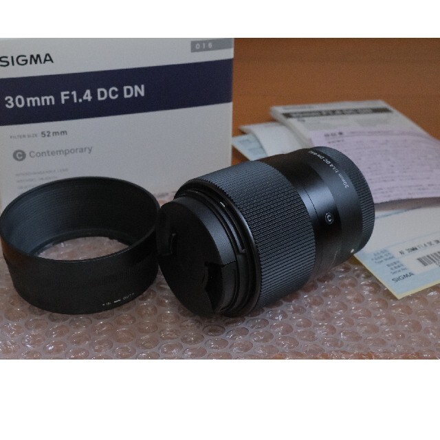 SIGMA(シグマ)のSIGMA30mmF1.4DC DN（Eマウント用、箱付き） スマホ/家電/カメラのカメラ(レンズ(単焦点))の商品写真