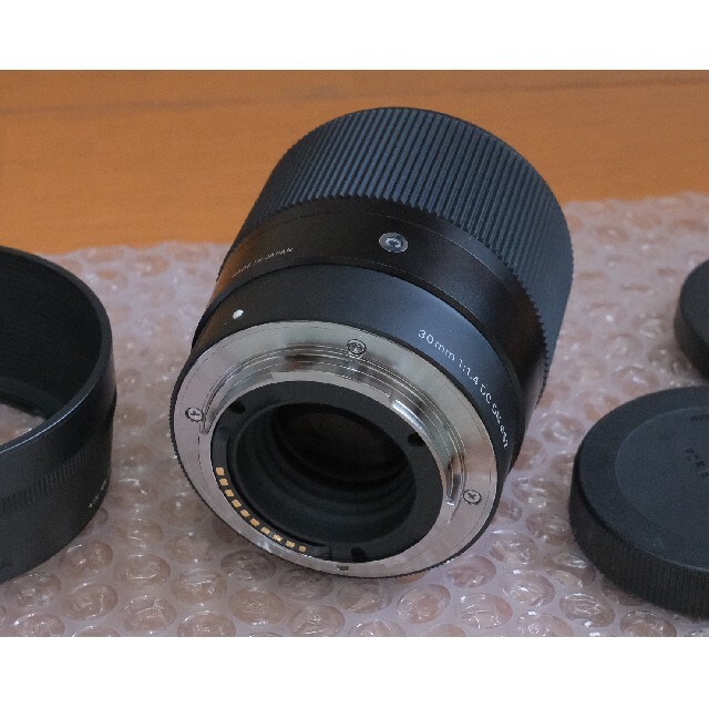 SIGMA(シグマ)のSIGMA30mmF1.4DC DN（Eマウント用、箱付き） スマホ/家電/カメラのカメラ(レンズ(単焦点))の商品写真