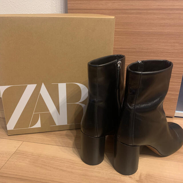 ZARA(ザラ)の新品  ZARA リアル レザー  ハイヒール アンクル ブーツ レディースの靴/シューズ(ブーツ)の商品写真