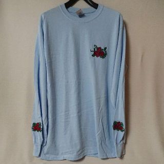 ギルタン(GILDAN)の【新品】GILDAN 薔薇刺繍　6.oz長袖Tシャツ（ライトブルー） M(Tシャツ/カットソー(七分/長袖))