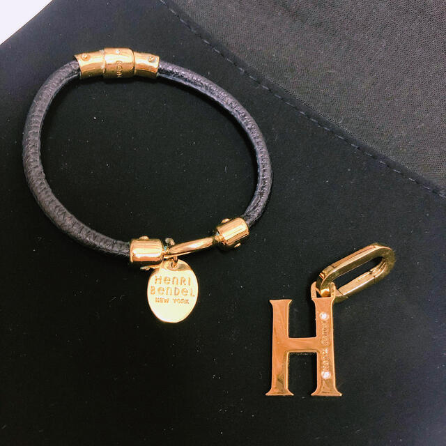 Henri Bendel(ヘンリベンデル)のヘンリベンデル　レザーブレス♡チャーム レディースのアクセサリー(ブレスレット/バングル)の商品写真