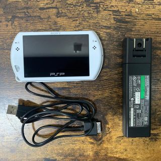 プレイステーションポータブル(PlayStation Portable)のPSP GO  ホワイト　本体(携帯用ゲーム機本体)