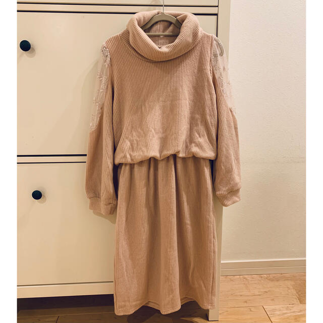 tocco(トッコ)の★新品タグ付き　tocco closet 肩レース タートルワンピース ベージュ レディースのワンピース(ひざ丈ワンピース)の商品写真