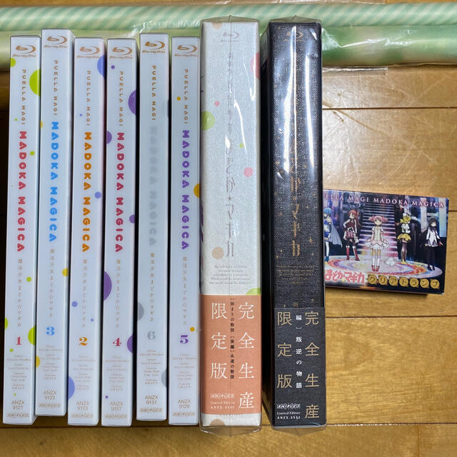 魔法少女まどか☆マギカ　Blu-ray6巻と劇場版2本とタペストリー