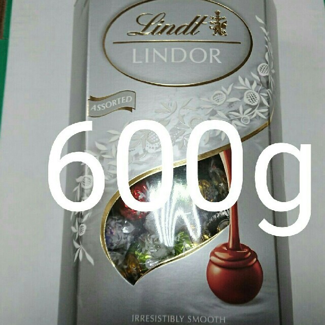 Lindt(リンツ)の1箱　600g リンツリンドールチョコレート　シルバーアソート 食品/飲料/酒の食品(菓子/デザート)の商品写真