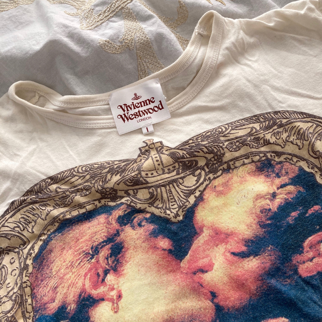 Vivienne Westwood(ヴィヴィアンウエストウッド)のvivienne  westwood  Tシャツ　キッシング　Kiss レディースのトップス(Tシャツ(半袖/袖なし))の商品写真