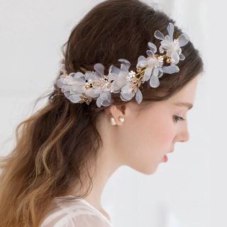 お花とパールのヘッドドレス　ホワイト　ヘッドアクセサリー　ウエディングアクセ(カチューシャ)