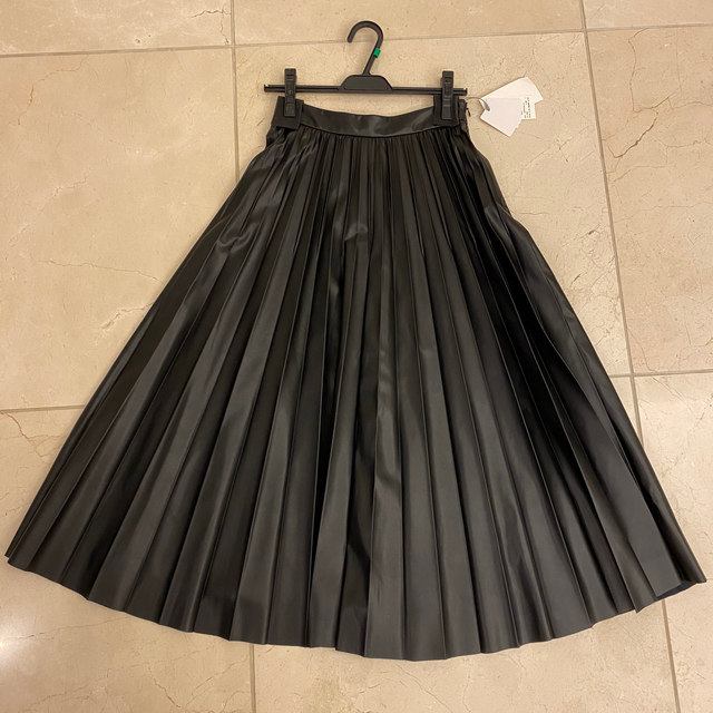 SNIDEL(スナイデル)の【新品】スナイデル　レザープリーツスカート　ブラック　完売 レディースのスカート(ロングスカート)の商品写真