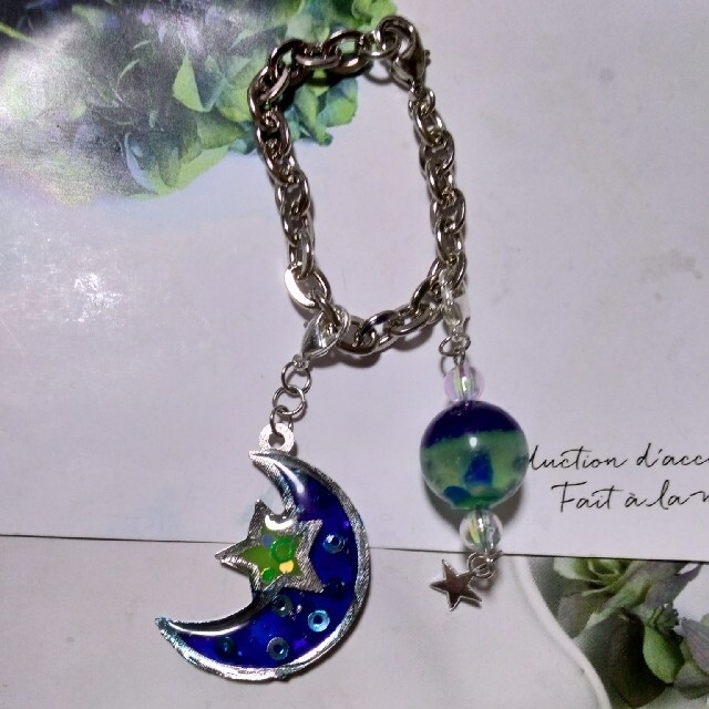 レジンバッグチャーム 銀色 月☆ 蓄光 レジンアクセサリー レジンキーホルダーの通販 by たみぃぱんださん ハンドメイド レジンキーホルダー 月 蓄光