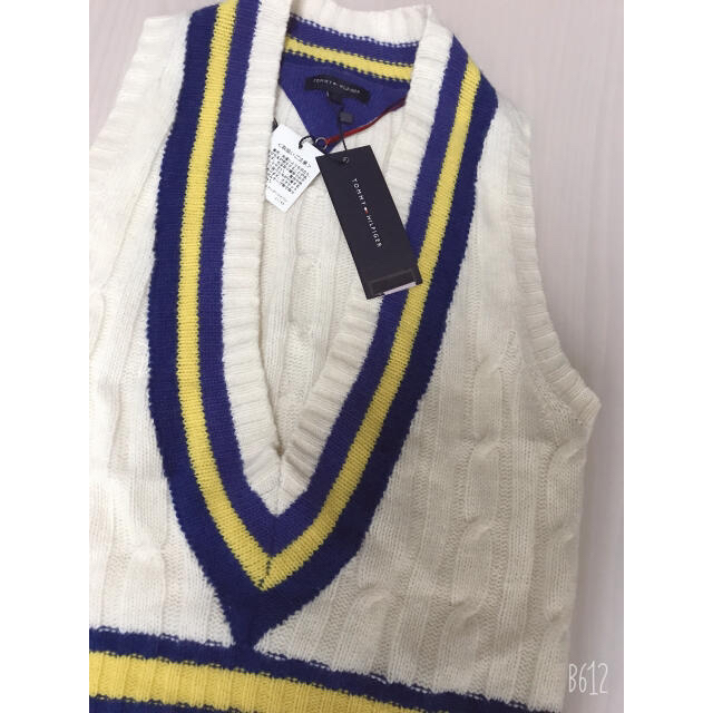 TOMMY HILFIGER(トミーヒルフィガー)のTOMMY HILFIGER❤︎ホワイトVネックニットベスト M新品 レディースのトップス(ベスト/ジレ)の商品写真