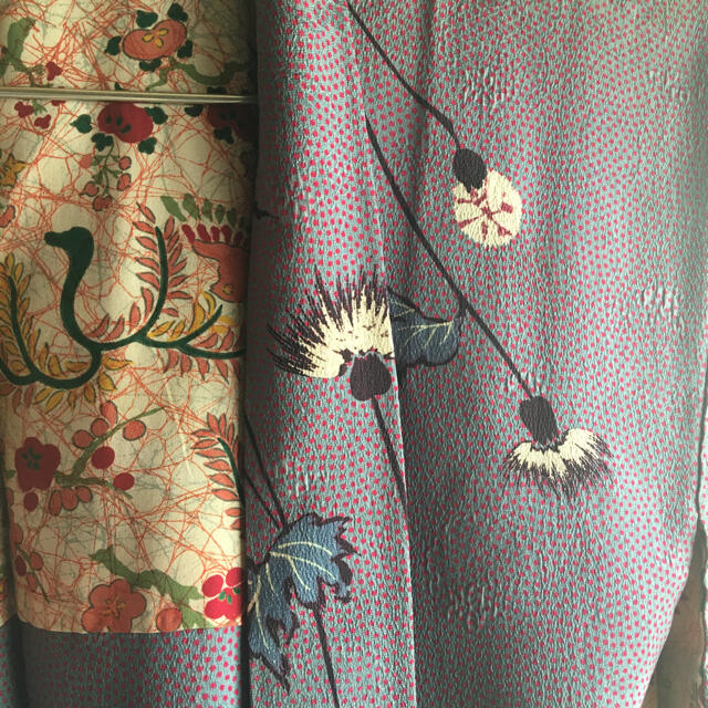 ブルーグレーに赤ドット地　アザミ柄　正絹羽織 レディースの水着/浴衣(着物)の商品写真