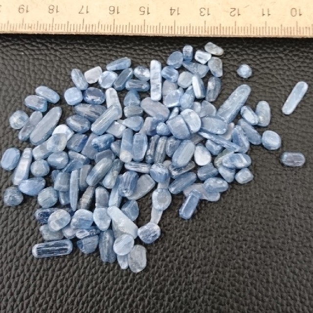 カイヤナイト さざれ 30g 天然石 レジン オルゴナイト 浄化 インテリア ハンドメイドの素材/材料(各種パーツ)の商品写真