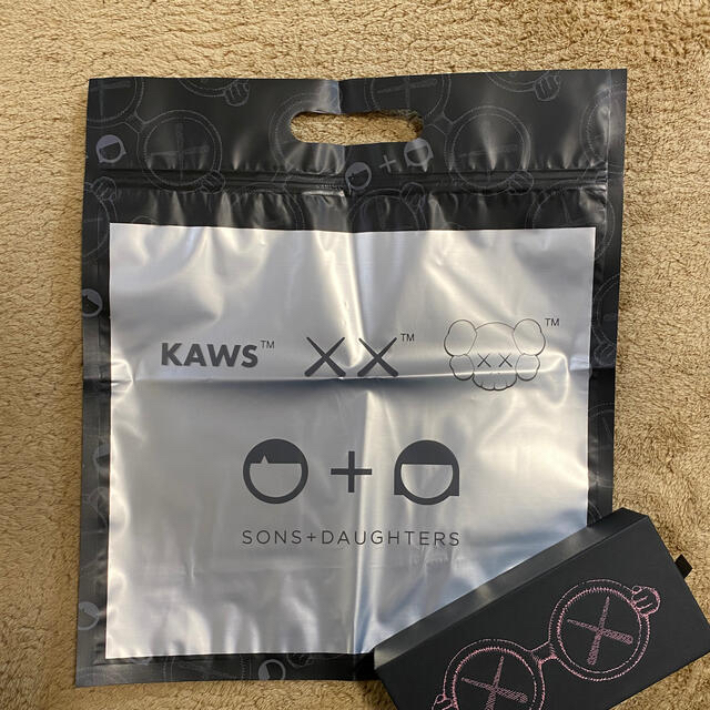 新品 KAWS x SONS+DAUGHTERS キッズ用サングラス 3色セット キッズ/ベビー/マタニティのこども用ファッション小物(サングラス)の商品写真