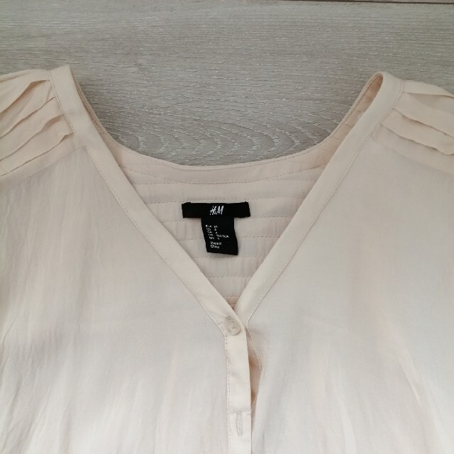 H&M(エイチアンドエム)の美品 H&M ボリューム袖 プリーツブラウス レディースのトップス(シャツ/ブラウス(長袖/七分))の商品写真
