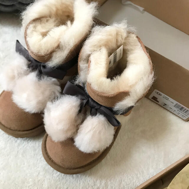 UGG(アグ)のUGG ベビー キッズ ムートンブーツ 未使用 キッズ/ベビー/マタニティのベビー靴/シューズ(~14cm)(ブーツ)の商品写真