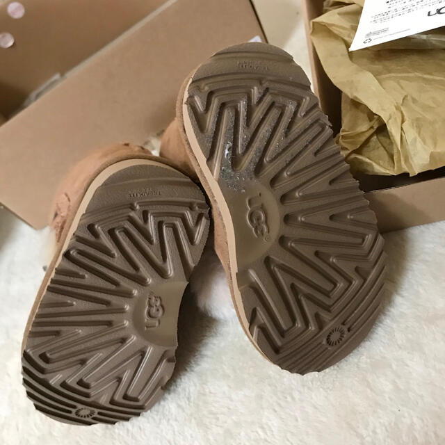 UGG(アグ)のUGG ベビー キッズ ムートンブーツ 未使用 キッズ/ベビー/マタニティのベビー靴/シューズ(~14cm)(ブーツ)の商品写真