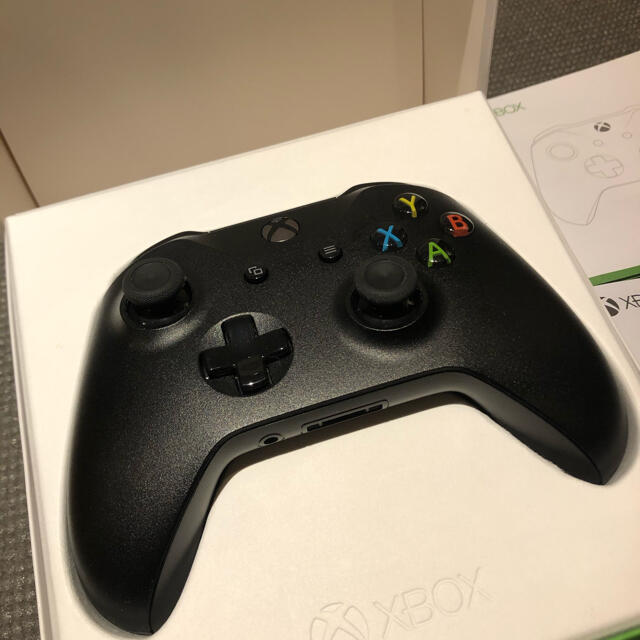 Xbox(エックスボックス)のxbox ワイヤレスコントローラー　数回使用の極美品　フォートナイト エンタメ/ホビーのゲームソフト/ゲーム機本体(家庭用ゲームソフト)の商品写真