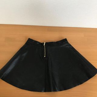 エイチアンドエム(H&M)のH&M定番　キッズレザー風フレアスカート　サイズ122㎝　 6〜7歳(スカート)