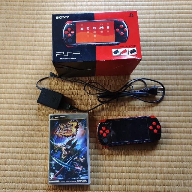 PlayStation Portable(プレイステーションポータブル)の中古　psp 本体　モンハン3rd　状態悪い エンタメ/ホビーのゲームソフト/ゲーム機本体(携帯用ゲーム機本体)の商品写真