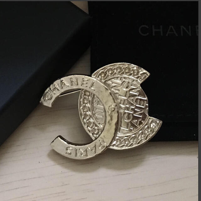 CHANEL(シャネル)のCHANEL ブローチ レディースのアクセサリー(ブローチ/コサージュ)の商品写真