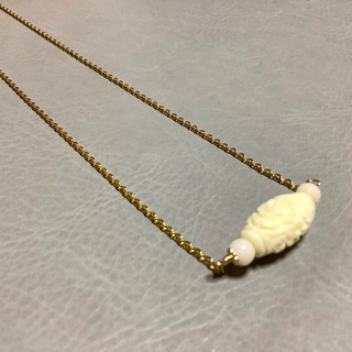 薔薇　珊瑚　カービング(彫刻) ネックレス　(ステンレス製)(ネックレス)
