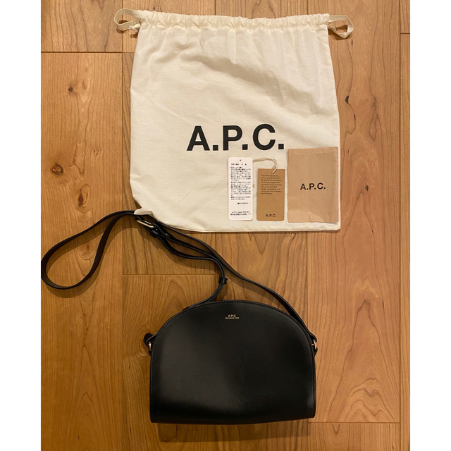 A.P.C(アーペーセー)の🍋🌿APC ハーフムーン　スムースレザー　ブラック　保存袋、タグ付 レディースのバッグ(ショルダーバッグ)の商品写真