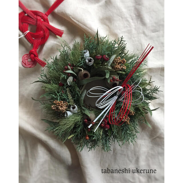 クリスマスとお正月 針葉樹香る野ばらの実とベルギーナッツのリース ドライフラワー ハンドメイドのフラワー/ガーデン(ドライフラワー)の商品写真