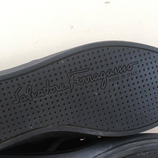 Salvatore Ferragamo(サルヴァトーレフェラガモ)のイタリア製 フェラガモ スリッポン スタッズ スニーカー ベロア レディースの靴/シューズ(スニーカー)の商品写真