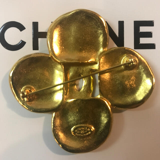 CHANEL(シャネル)のCHANEL☆シャネル 正規品 ヴィンテージ ブローチ ゴールドカラー レディースのアクセサリー(ブローチ/コサージュ)の商品写真