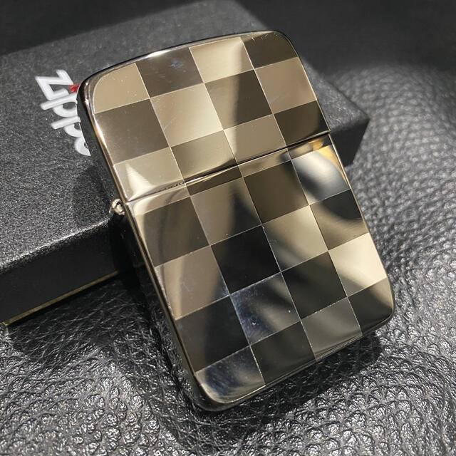 ZIPPO(ジッポー)の【ZIPPO】チェック柄 黒 丸み ジッポライター 美品 箱付き メンズのファッション小物(タバコグッズ)の商品写真