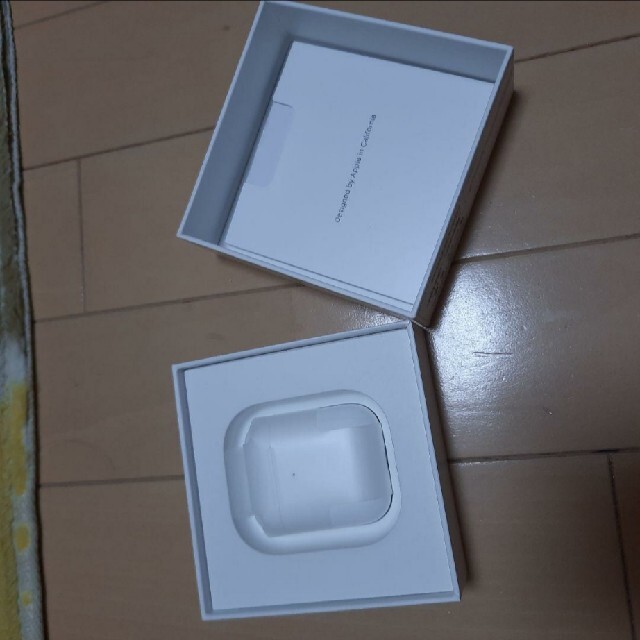 Apple(アップル)のAirPods2 スマホ/家電/カメラのオーディオ機器(ヘッドフォン/イヤフォン)の商品写真