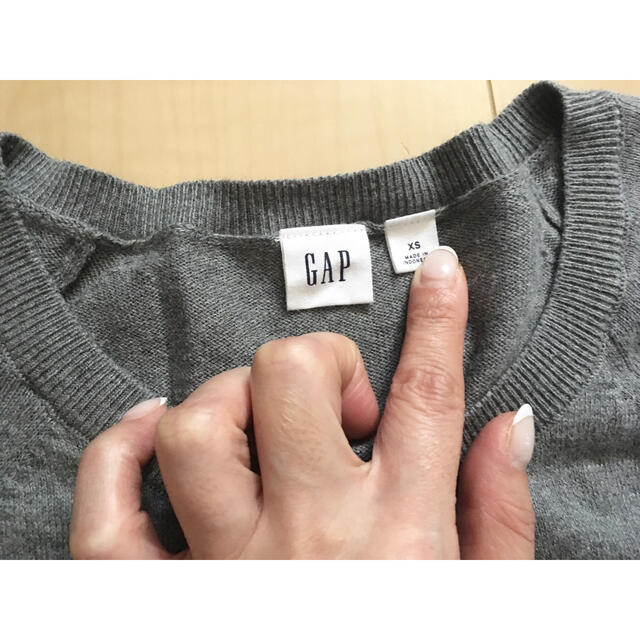 GAP(ギャップ)のギャップ　グレー　ラウンドネックカーディガン レディースのトップス(カーディガン)の商品写真