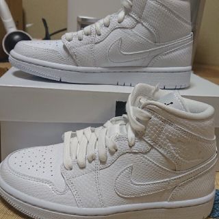 ナイキ(NIKE)のナイキ　エア ジョーダン 1 MID　純白(スニーカー)