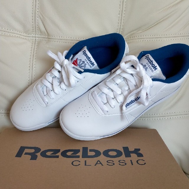 Reebok(リーボック)のReebok　スニーカー24.5cm　週末限定 レディースの靴/シューズ(スニーカー)の商品写真