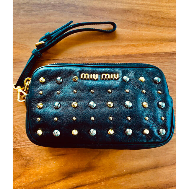 miumiu(ミュウミュウ)のmiu miu スタッズポーチ レディースのファッション小物(ポーチ)の商品写真